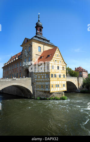 Die Sonne scheint auf das alte Rathaus in Bamberg, Deutschland, 1. September 2011. Seit 1993 hat gut erhaltene historische Altstadt Bambergs als UNESCO Weltkulturerbe gelistet. Foto: David Ebener Stockfoto