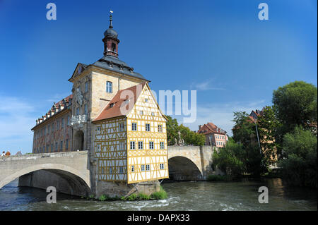 Die Sonne scheint auf das alte Rathaus in Bamberg, Deutschland, 1. September 2011. Seit 1993 hat gut erhaltene historische Altstadt Bambergs als UNESCO Weltkulturerbe gelistet. Foto: David Ebener Stockfoto