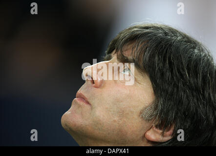 Deutschlands Kopf sieht sich Trainer Joachim Löw vor der EURO 2012-Gruppe einen Qualifizierer Spiel Deutschland Vs Österreich in der Arena Auf Schalke in Gelsenkirchen, Deutschland, 2. September 2011. Foto: Rolf Vennenbernd Dpa/Lnw +++(c) Dpa - Bildfunk +++ Stockfoto