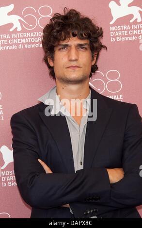 Französischer Schauspieler Louis Garrel stellt nach der Pressekonferenz der UN Ete Brulant "bei den 68. Internationalen Filmfestspielen von Venedig Mostra Internazionale d ' Arte Cinematografica la Biennenale di Venezia im Palazzo del Casino in Venedig, Italien, am 2. September 2011. Foto: Hubert Boesl Stockfoto