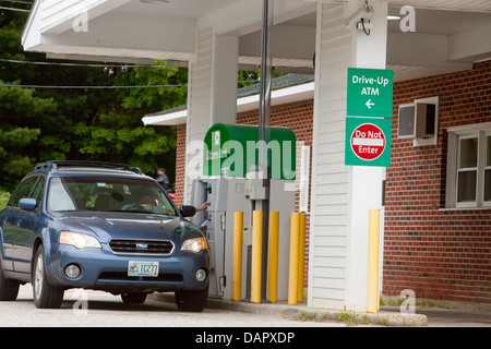 Ein Mann nutzt eine Bürger-Bank-ATM durchfahren in Conway, New Hampshire Stockfoto