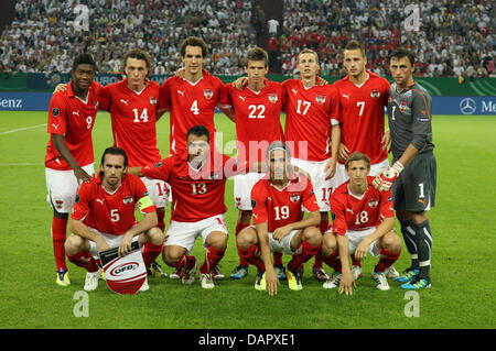 Österreichs David Alaba (oben l-R), Julian Baumgartlinger, Emanuel Pogatetz, Franz Schiemer, Florian Klein, Marko Arnautovic, Torhüter Christian Gratzei und Christian Fuchs (unten l-R), Ekrem Dag, Martin Harnik und Daniel Royer Line-up für ein Mannschaftsfoto während ihre EURO 2012-Qualifikation Gruppe A Spiel Deutschland Vs Österreich in der Arena Auf Schalke in Gelsenkirchen, Deutschland, 2. September 2011. P Stockfoto