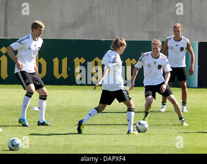 Fußball-Team-Player, Per Mertesacker (l-R), Marcel Schmelzer, Andre Schuerrle, Und Mario Goetze während einer Trainingseinheit in Düsseldorf, 3. September 2011 trainieren. Das Team vor kurzem gewann ein qualifying match gegen Österreich mit 6: 2 und hat ist nun für die Europameisterschaft qualifiziert. Foto: Roland Weihrauch Stockfoto