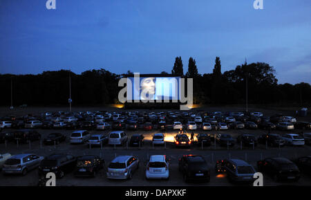 Reihen von Autos stehen auf den Parkplätzen vor einem großen Bildschirm in ein temporäres Autokino vor der Messe in Hannover, 2. September 2011. Der Ton des Films wird direkt über Funkfrequenzen an das Autoradio übertragen. Foto: Julian Stratenschulte Stockfoto