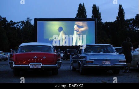 Reihen von Autos stehen auf den Parkplätzen vor einem großen Bildschirm in ein temporäres Autokino vor der Messe in Hannover, 2. September 2011. Der Ton des Films wird direkt über Funkfrequenzen an das Autoradio übertragen. Foto: Julian Stratenschulte Stockfoto