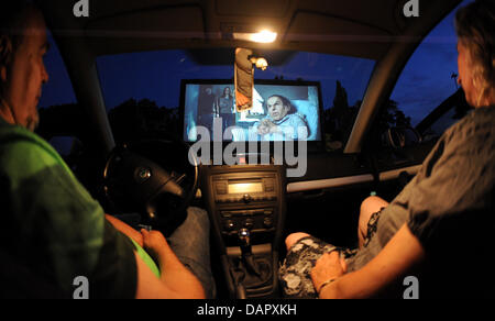 Kai (L) und Birgit Jacob sitzen in ihrem Auto Ansehen eines Films in ein temporäres Autokino auf einem Parkplatz vor dem Messegelände in Hannover, 2. September 2011. Der Ton des Films wird direkt über Funkfrequenzen an das Autoradio übertragen. Foto: Julian Stratenschulte Stockfoto