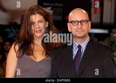 Regisseur Steven Soderbergh und seine Frau Jules Asner kommen bei der Premiere von "Ansteckung" bei den 68. Internationalen Filmfestspielen von Venedig Mostra Internazionale d ' Arte Cinematografica la Biennenale di Venezia im Palazzo del Cinema in Venedig, Italien, 3. September 2011. Foto: Hubert Boesl Stockfoto