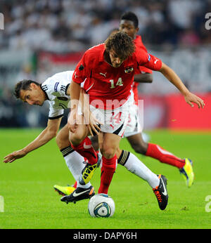 Deutschlands Miroslav Klose (hinten) wetteifert um den Ball mit Österreichs Julian Baumgartlinger während EURO 2012-Gruppe A-Qualifikation Match Deutschland Vs Österreich in der Arena Auf Schalke in Gelsenkirchen, Deutschland, 2. September 2011. Foto: Thomas Eisenhuth Stockfoto