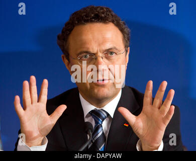 Datei - eine Archiv Bild datiert 22. Juni 2011 zeigt Bundesminister innen Hans-Peter Friedrich, anlässlich der Pressekonferenz nach der Konferenz der Innenminister in Frankfurt/Main, Deutschland. Warnen Sie vor dem 10. Jahrestag der Attcks in New York und Washington Friedrich gegen islamistische Terroristen in Deutschland in der "Bild"-Zeitung. Foto: Frank Stockfoto