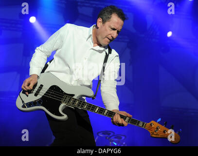 Sänger Andy McCluskey der britischen Band OMD (Orchestral Manoeuvres in the Dark) führt auf der IFA Sommergarten in Berlin, Deutschland, 5. September 2011. Die Band präsentiert sein neueste Album "History of Modern". Foto: Britta Pedersen Stockfoto