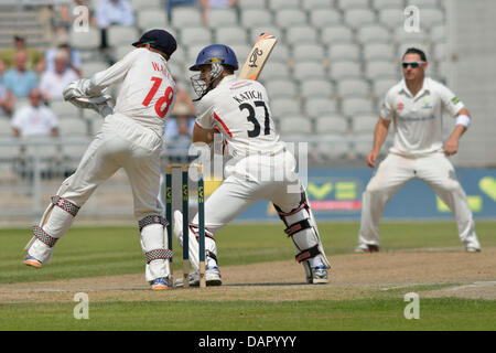 Manchester, UK. 17. Juli 2013. Simon Katich (Lancashire) schneidet einen Ball von Nathan McCullum bis zur Grenze am Morgen des dritten Tages der 4-tägigen Partie gegen Glamorgan. Kredit-Lancashire V Glamorgan Emirates Old Trafford, Manchester, UK 17. Juli 2013: John Fryer/Alamy Live News Stockfoto