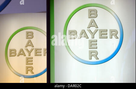 (DATEI) Eine Archivfoto vom 16. November 2010 zeigt das Logo des Unternehmens Bayer in Karlsruhe, Deutschland. Die Bayer Aktie fiel 10.58 Prozent auf 36,505 Euro, die Experten-Attribut, das US-Gesundheitsamt, die FDA, fordern weitere Informationen über die Anticoagulent, Xarelto zu vermarkten. Foto: MARIJAN MURAT Stockfoto