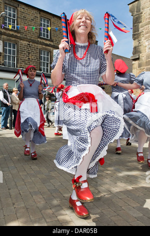 Porträt einer traditionellen Folk-Tänzerin am Bakewell Day Tanz 2013, Derbyshire, England Stockfoto