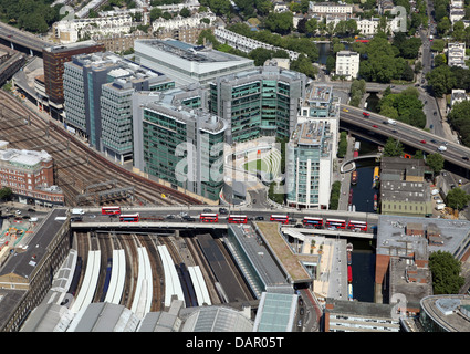 Luftaufnahme des Bischofs Bridge Road in London, Linie des roten Londoner Busse Stockfoto