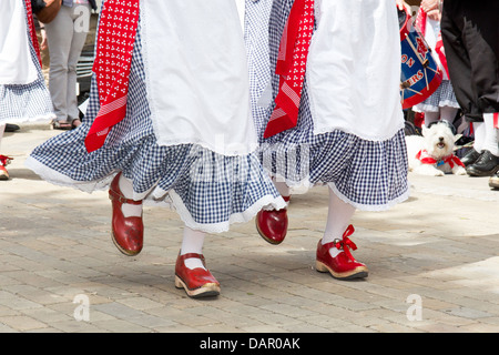 Porträt von einem traditionellen Volkstänzer mit roten Schuhen am Bakewell Day Tanz 2013, Derbyshire, England Stockfoto