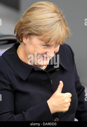 Bundeskanzlerin Angela Merkel lächelt mit einen Daumen nach oben während einer Sitzung für Budget-Woche im Deutschen Bundestag in Berlin, Deutschland, 7. September 2011. Der Deutsche Bundestag ist Deabting der Bundesrepublik Finanzplan für 2011 bis 2015 für vier Tage. Foto: WOLFGANG KUMM Stockfoto