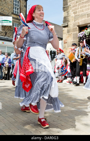 Porträt einer traditionellen Folk-Tänzerin am Bakewell Day Tanz 2013, Derbyshire, England Stockfoto