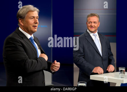 Der erste Bürgermeister von Berlin, Klaus Wowereit (l) und der Vorsitzende der Statusgruppe und Bruchteil Gruppe, Frank Henkel, den Christian Democrat sind abgebildet in einem Rbb-TV-Studio in Berlin, Deutschland, 6. September 2011. Die beiden Politiker, die für das Bürgermeisteramt in den bevorstehenden Wahlen in Berlin laufen konkurrierten in einem TV-Duell-Diskussion, die live übertragen wurde. Foto: Soeren Stache Stockfoto