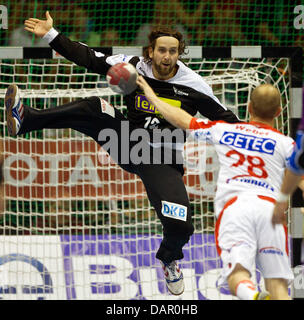 Berlins Silvio Heinevetter (l) konkurriert mit Magdeburger Robert Weber während eines Spiels Handball des SC Magdeburg gegen Fuechse Berlin in Magdeburg, Deutschland, 6. September 2011. Foto: Jens Wolf Stockfoto