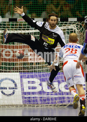 Berlins Silvio Heinevetter (l) konkurriert mit Magdeburger Robert Weber während eines Spiels Handball des SC Magdeburg gegen Fuechse Berlin in Magdeburg, Deutschland, 6. September 2011. Foto: Jens Wolf Stockfoto