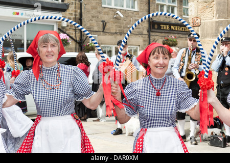 Porträt des traditionellen Folk-Tänzerinnen am Bakewell Day Tanz 2013, Derbyshire, England Stockfoto