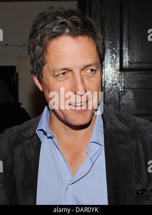 Der britische Schauspieler Hugh Grant kommt für die Premierenfeier des Films "Männerherzen... und die große Liebe" in Berlin, Deutschland, 7. September 2011. Der Film wird in Deutschland am 15. September 2011 ausgestrahlt. Foto: Jens Kalaene Stockfoto