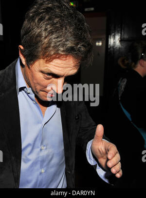 Der britische Schauspieler Hugh Grant kommt für die Premierenfeier des Films "Männerherzen... und die große Liebe" in Berlin, Deutschland, 7. September 2011. Der Film wird in Deutschland am 15. September 2011 ausgestrahlt. Foto: Jens Kalaene Stockfoto