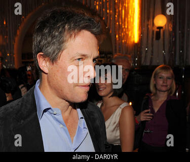 Der britische Schauspieler Hugh Grant kommt für die Premierenfeier des Films "Männerherzen... und die große Liebe" in Berlin, Deutschland, 7. September 2011. Der Film wird in Deutschland am 15. September 2011 ausgestrahlt. Foto: Jens Kalaene Stockfoto