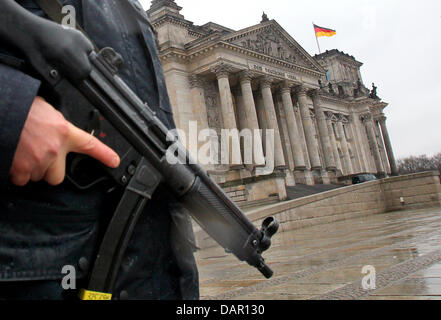 Datei - ein Archiv Bild datiert 22. November 2010 ein Polizist mit einer Maschinenpistole vor der Reichtages in Berlin, Germanv zeigt. Am 9. September 2011 verhaftet die Polizei in Berlin einen mutmaßlichen islamistischen Terroristen.  Laut einem Sprecher der Polizei geplant ein 24 Jahre alter Mann und seine 28 Jahre alte Komplizin angeblich bei einen Bombenangriff. Foto: Wolfgang Kumm Stockfoto