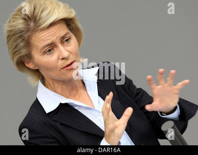 Minister für Arbeit und soziale Sicherheit Ursula von der Leyen spricht während einer Sitzung für die Budget-Woche im Deutschen Bundestag in Berlin, Deutschland, 8. September 2011. Der Deutsche Bundestag berät die Bundesrepublik Finanzplan für 2011 bis 2015 vier Tage lang. Foto: WOLFGANG KUMM Stockfoto