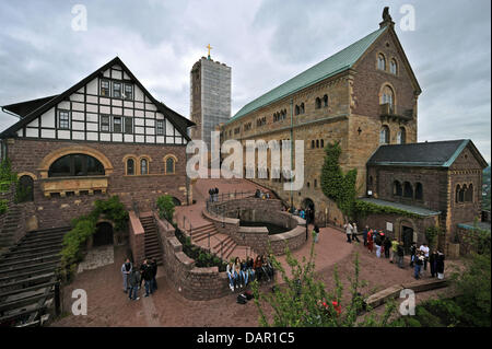 (DATEI) Eine Archivfoto vom 31. Mai 2010 zeigt Touristen erkunden die Wartburg bei Eisenach, Deutschland. Die Wiederentdeckung der Wartburg als ein nationales Denkmal, Friedrich Froebel Kindergarten in Bad Blankenburg, Naturwissenschaftler und Unternehmern in Jena: das 19. Jahrhundert brachte radikale Veränderungen zu allen Strukturen des Lebens in Thüringen. Am Sonntag wird ein "Tag des Besorgnis Stockfoto