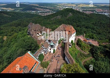 (DATEI) Eine Archivfoto vom 21. Juli 2009 zeigt den Blick von oben auf die Wartburg halten das Hotel auf der Wartburg bei Eisenach, Deutschland. Die Wiederentdeckung der Wartburg als ein nationales Denkmal, Friedrich Froebel Kindergarten in Bad Blankenburg, Naturwissenschaftler und Unternehmern in Jena: das 19. Jahrhundert brachte radikale Veränderungen zu allen Strukturen des Lebens in Thüringen. Stockfoto