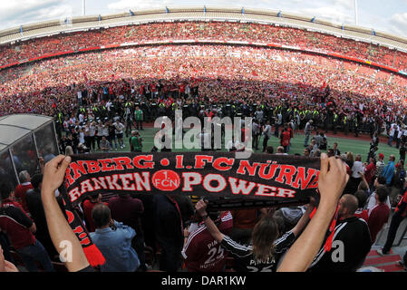 Datei - eine Archiv Bild datiert 31. Mai 2009 zeigt Fans der deutschen Fußball-Bundesliga Team 1. FC Nürnberg während eines Spiels gegen FC Energie Cottbus im EasyCredit-Stadion in Nürnberg. Das Fußballstadion muss konvertiert werden, weil die Baubehörde fürchtet um die Sicherheit im Stadion als die rhythmische springen der Fans von Gast-Teams im Oberrang Schwingungen verursacht hatte. N Stockfoto