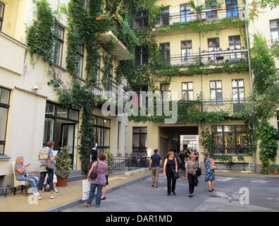 Touristen schlendern durch einen Hinterhof des Hackeschen Hoefe in Berlin, Deutschland, 3. September 2011. Foto: Jens Kalaene Stockfoto