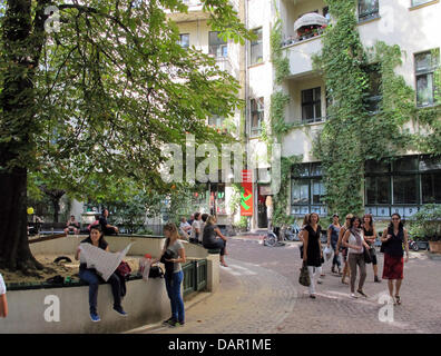 Touristen schlendern durch einen Hinterhof des Hackeschen Hoefe in Berlin, Deutschland, 3. September 2011. Foto: Jens Kalaene Stockfoto