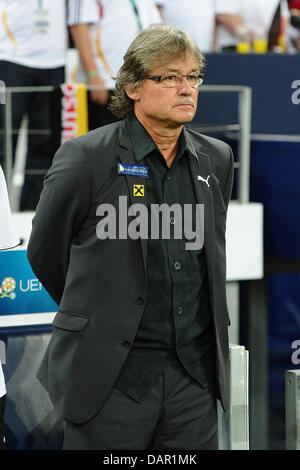 Österreichische Nationaltrainer Didi Constantini steht an der Seitenlinie Währenddes Europameisterschaft Qualifikationsspiel Deutschland vs. Österreich at Arena AufSchalke in Gelsenkirchen, Deutschland, 2. September 2011. Foto: Revierfoto Stockfoto