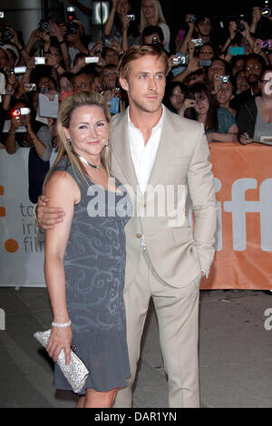 Kanadischer Schauspieler Ryan Gosling und seine Mutter Donna Gosling stellen bei der Premiere von "The Ides Of März" auf dem Toronto International Film Festival, TIFF, bei Roy Thomson Hall in Toronto, Kanada, am 9. September 2011. Foto: Hubert Boesl Stockfoto