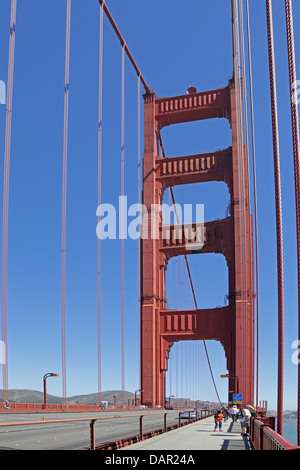 Blick von der Straße und Südturm die Golden Gate Bridge in San Francisco Stockfoto