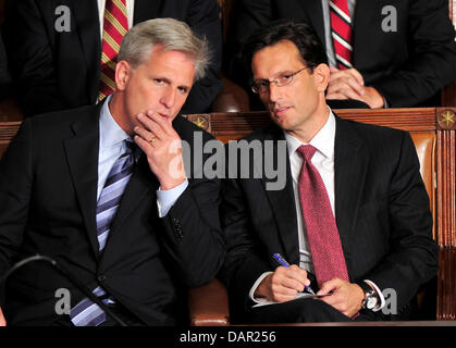 United States House Mehrheit Peitsche Kevin McCarthy (Republikanische of California), links, und U.S. Mehrheitsführer Eric Cantor (Republikanische von Virginia), Recht, teilen einige Gedanken, wie Präsident Barack Obama eine Adresse auf Arbeitsplätze und die Wirtschaft zu einer gemeinsamen Sitzung des Kongresses auf dem Kapitol in Washington, D.C. am Donnerstag, den 8. September 2011..Credit liefert: Ron Sachs / CNP. (EINSCHRÄNKUNG: Stockfoto