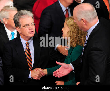 Vereinigte Staaten Senator Tom Coburn (Republikanische von Oklahoma), links, schüttelt Hände mit US Repräsentant Debbie Wasserman Schultz (Demokrat von Florida), der Vorsitzende des Democratic National Committee, Center, vor US-Präsident Barack Obama eine Lieferadresse auf Arbeitsplätze und die Wirtschaft zu einer gemeinsamen Sitzung des Kongresses auf dem Kapitol in Washington, D.C. am Donnerstag, den 8. September, Stockfoto