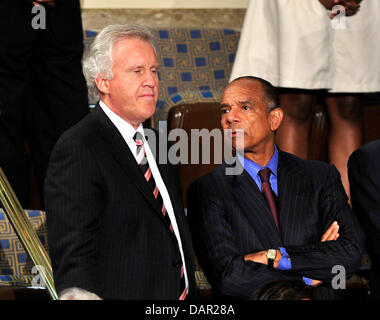 Jeff Immelt, Chairman und CEO, GE und Chairman, President es Council on Arbeitsplätze und Wettbewerbsfähigkeit, links, und Ken Chenault, Chairman und CEO, American Express und Mitglied des Rates der Präsident auf Beschäftigung und Wettbewerbsfähigkeit, teilen einige Gedanken, wie sie die Ankunft der US-Präsident Barack Obama eine Adresse auf Arbeitsplätze und die Wirtschaft zu einer gemeinsamen Sitzung der liefern zu erwarten Stockfoto
