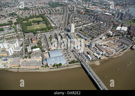 Luftaufnahme des Gebiets Chelsea, Wandsworth Bridge Road über die Themse, London SW6 Stockfoto