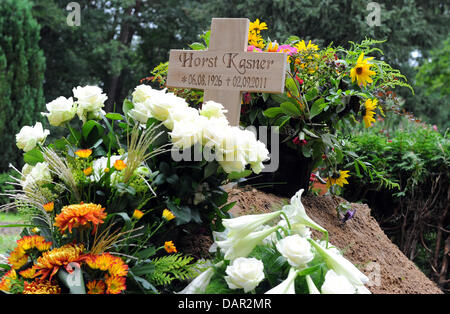 Das Grab von Horst Kasner, Vater von Bundeskanzlerin Angela Merkel ist auf dem Waldfriedhof Cemetery in Templin, Deutschland, 10. September 2011 zu sehen. Horst Kasner starb am 2. September 2011 im Alter von 85 Jahren. Foto: JENS KALAENE Stockfoto