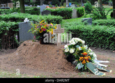 Das Grab von Horst Kasner, Vater von Bundeskanzlerin Angela Merkel ist auf dem Waldfriedhof Cemetery in Templin, Deutschland, 10. September 2011 zu sehen. Horst Kasner starb am 2. September 2011 im Alter von 85 Jahren. Foto: JENS KALAENE Stockfoto