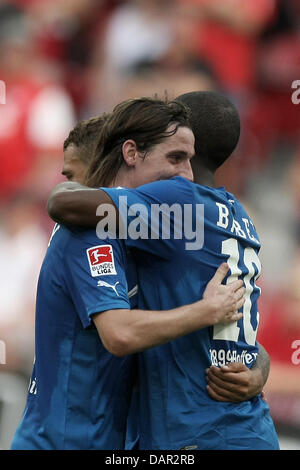 Hoffenheim Ryan Babel (R) feiert seine 0-2 Elfmeter mit Sebastian Rudy während des deutschen Fußball-Bundesliga-Spiels zwischen FSV Mainz 05 und 1899 Hoffenheim in der Coface Arena in Mainz, Deutschland, 10. September 2011. Foto: FREDRIK VON ERICHSEN (Achtung: EMBARGO Bedingungen! Die DFL ermöglicht die weitere Nutzung der Bilder im IPTV, mobile Dienste und anderen neuen Technologien nur Stockfoto