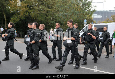 Eine Gruppe von Polizisten Fuß über den Osterdeich vor dem deutschen Bundesliga-Spiel zwischen Werder Bremen und dem Hamburger SV im Weser-Stadion in Bremen, Deutschland, 10. September 2011. Foto: CARMEN JASPERSEN Stockfoto