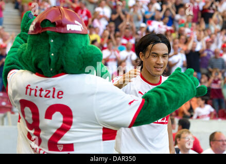 Stuttgarts Shinji Okazaki feiert sein 1: 0-Tor mit Maskottchen "Fritzle" in der deutschen Bundesliga zwischen VfB Stuttgart und Hannover 96 bei Mercedes-Benz-Arena in Stuttgart, Deutschland, 10. September 2011 übereinstimmen. Foto: Uwe Anspach Stockfoto