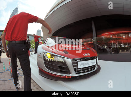 Ein Audi Rennwagen fährt in der Audi-Rennstrecke auf der Internationalen Automobilausstellung IAA in Frankfurt/Main, Deutschland, 11. September 2011. Vom 15. bis 25. September 2011 präsentieren Aussteller aus aller Welt neue Trends in der Automobilindustrie, unter der Leitung von Mobilität und Hybrid-Elektrofahrzeuge.   Foto: Boris Roessler Stockfoto