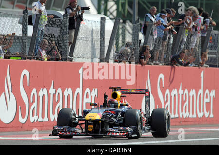 Deutsche Formel1-Fahrer Sebastian Vettel von Red Bull überquert die Ziellinie und gewinnt den GP von Italien auf der Rennstrecke Autodromo Nazionale Monza, Italien, 11. September 2011. Die Formel 1 Grand Prix von Italien ist der letzten Europa-Rennen der Saison 2011. Foto: David Ebener Dpa +++(c) Dpa - Bildfunk +++ Stockfoto