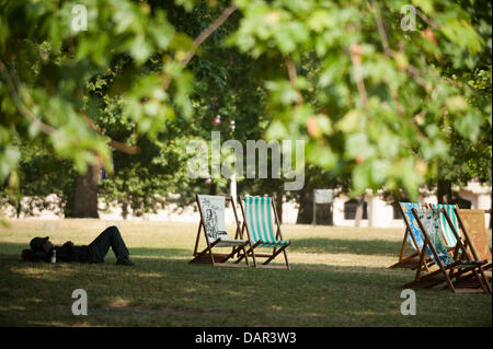 London, UK. 17. Juli 2013. Liegestühle in St James Park montiert. Eine Stufe 3 Hitzewelle Warnung erteilt wurde in der Region heute der heißeste Tag des Jahres. Bildnachweis: Malcolm Park/Alamy Live-Nachrichten Stockfoto